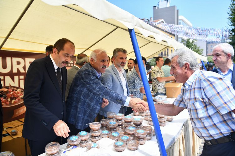 Başkan Zorluoğlu’ndan hemşehrilerine aşure ikramı -