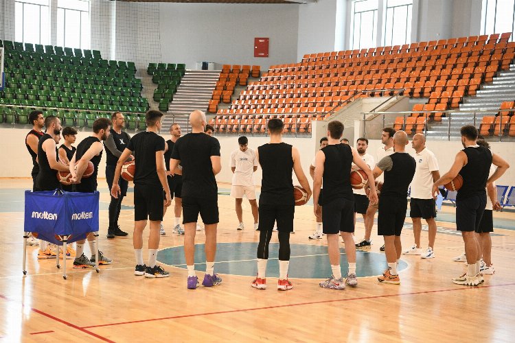Basketbol takımı Çayırova'da sezonu açtı -