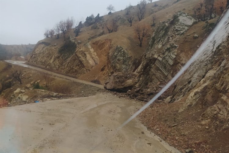 Batman Sason’da heyelan 10 köyün yolunu kapattı -