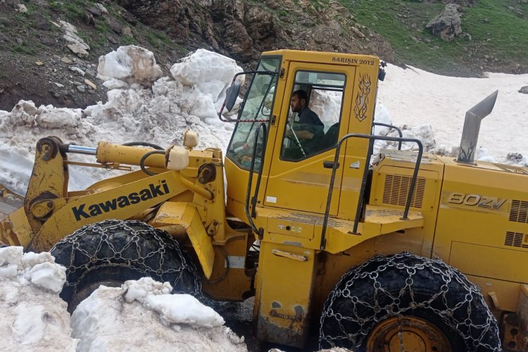 Batman Sason'da kardan kapanan son köy yolu ulaşıma açıldı -