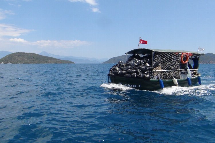 Bayram tatilinde teknelerden günde 34 bin kilo atık toplandı -