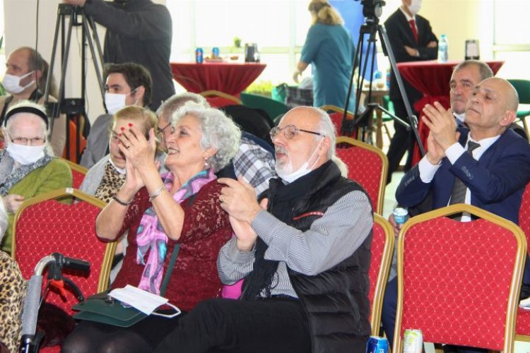 İBB'den yaş almışlara teknoloji hediyesi -