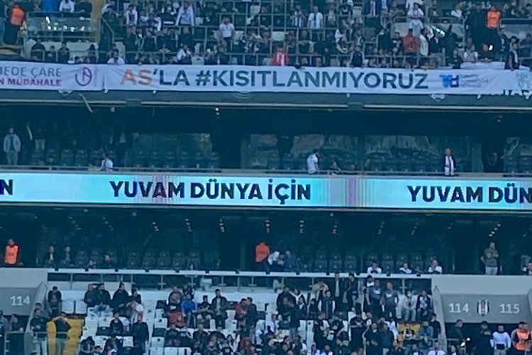 Beşiktaş'tan 'AS'la Kısıtlanmıyoruz' pankartı -