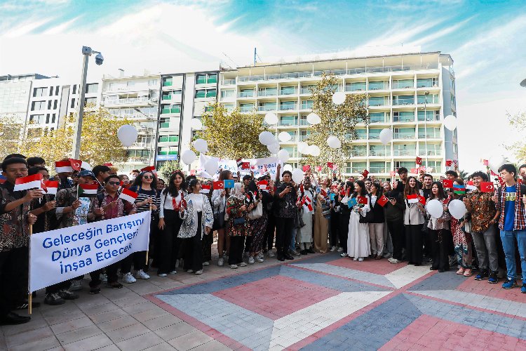 Beyaz balonlar Filistin için İzmir semalarında -