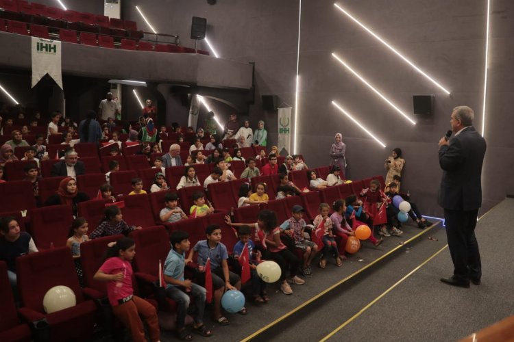 Beyazgül çocukların sinema sevincine ortak oldu -