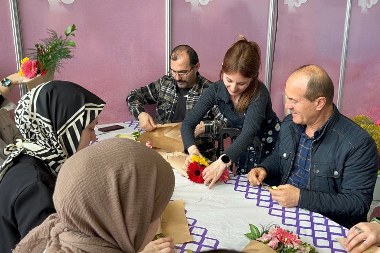 Beyler Kadın Festivali’nde eşlerine çiçek yaptı -