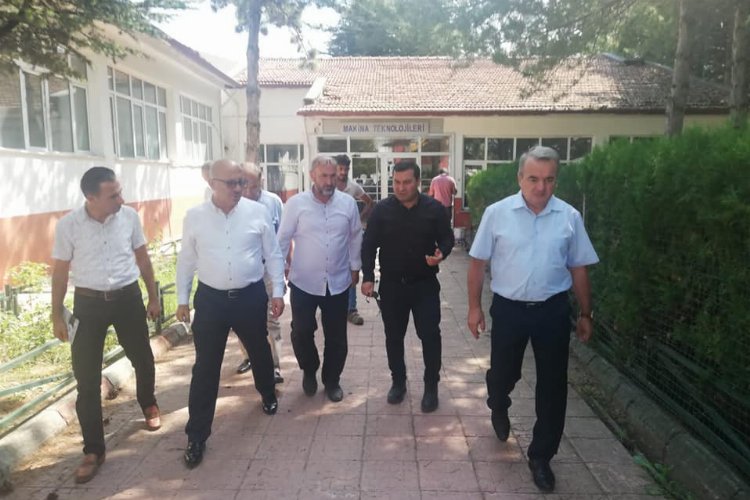 Bilecik Bozüyük’te bakım ve onarımı süren okullara yakın mercek -