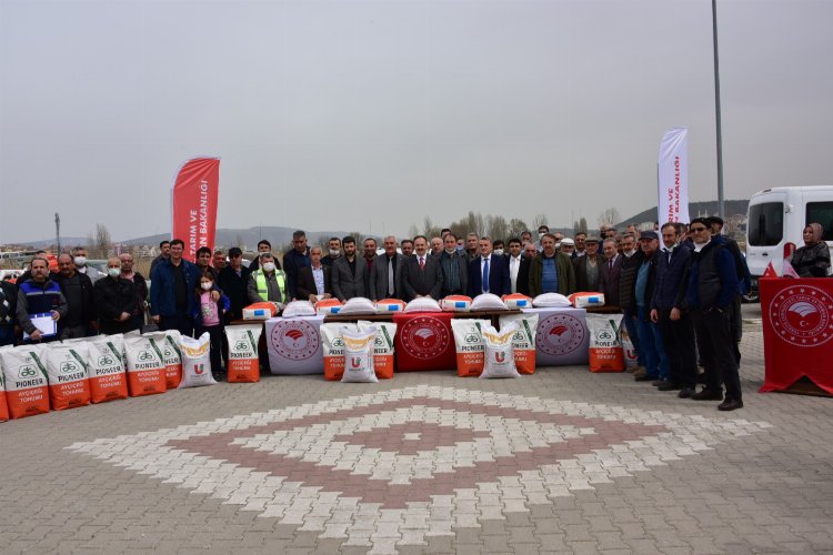 Bilecik Bozüyük ilçesinde çiftçiye ayçiçeği ve nohut tohumu dağıtıldı -
