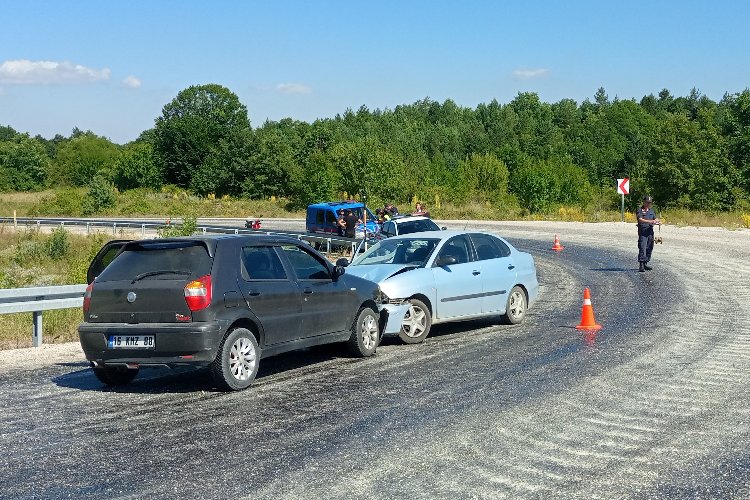 Bilecik-Bursa yolunda otomobiller kafa kafaya çarpıştı! -