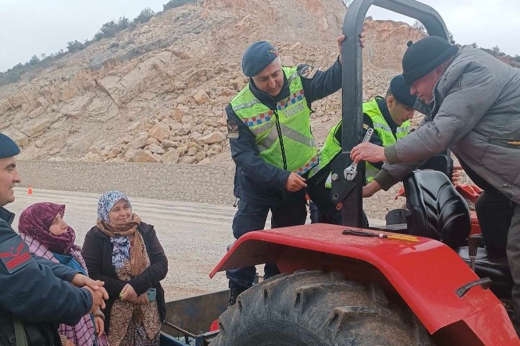 Bilecik Jandarması'ndan traktör sürücülerine 'reflektör' uyarısı -