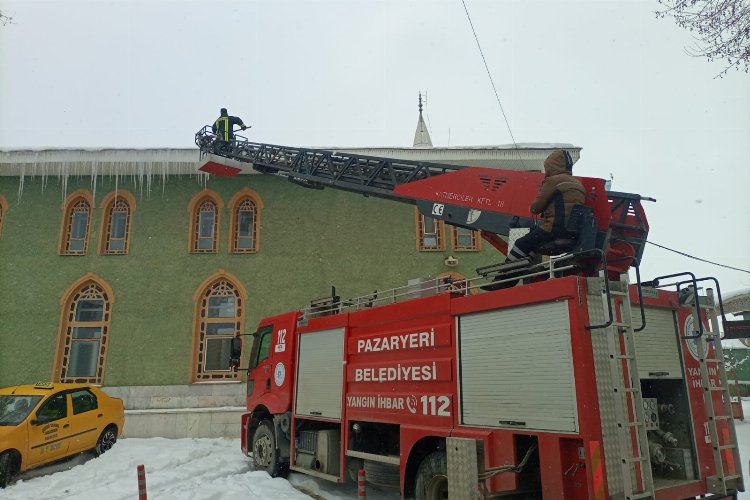 Bilecik Pazaryeri İtfaiyesi'nden buz mesaisi -