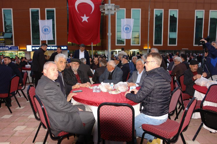 Bilecik Pazaryeri meydanında 4 bin kişilik iftar sofrası -