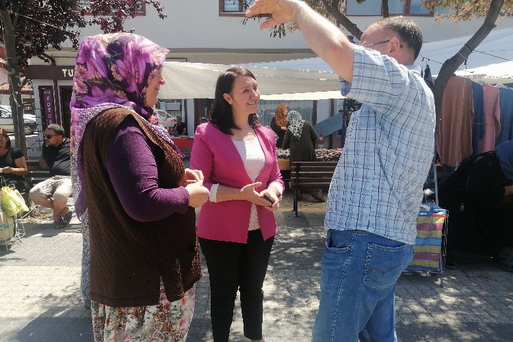 Bilecik Pazaryeri'nde Başkan Tekin vatandaşı sahada dinliyor -