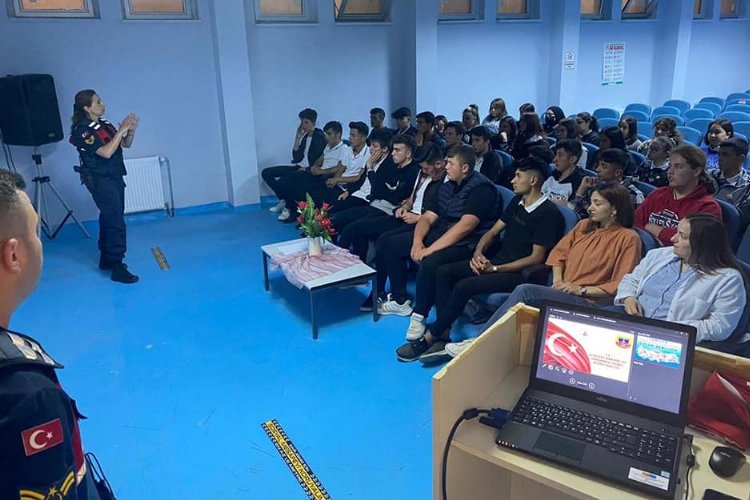 Bilecik Pazaryeri’nde Jandarma'dan 'Astsubaylık' tanıtımı -