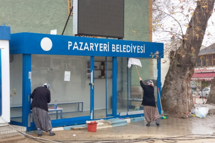 Bilecik Pazaryeri’nde kapalı minibüs durakları temizleniyor -