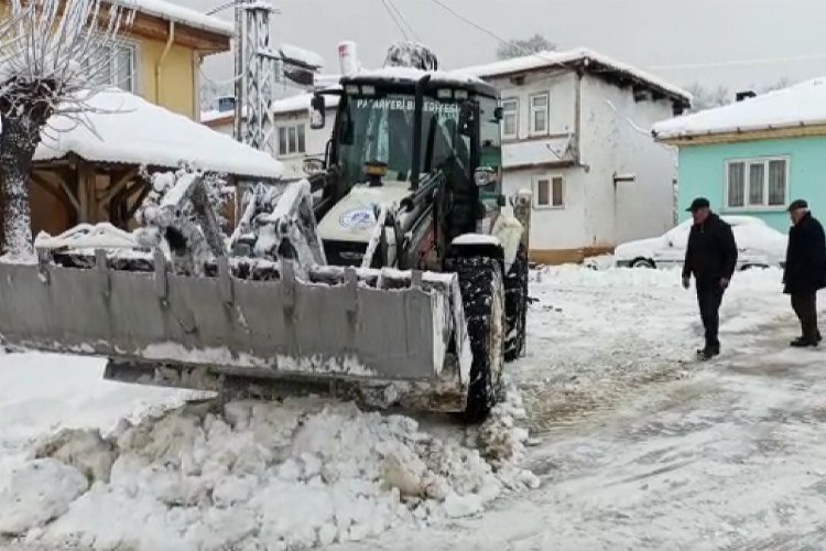 Bilecik Pazaryeri'nde kar küreme çalışmalarına hız kesmeden devam ediyor -