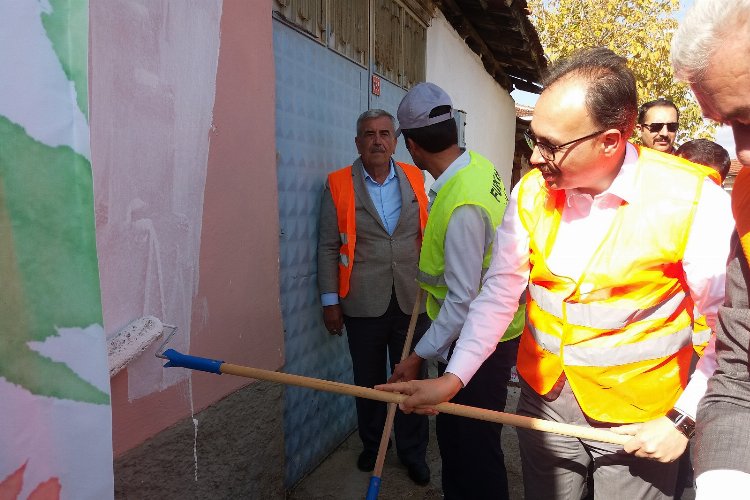Bilecik Pazaryeri'nde köy evleri boyanıyor -