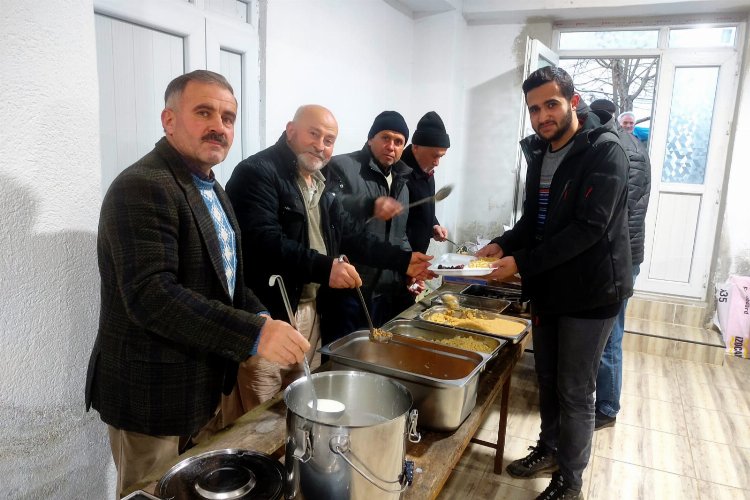 Bilecik Pazaryeri’nde köylüler 15 yıldır aynı sofrada iftar yapıyor -