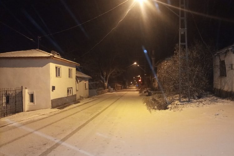 Bilecik Pazaryeri’nde mevsimin ilk kar yağışı başladı -