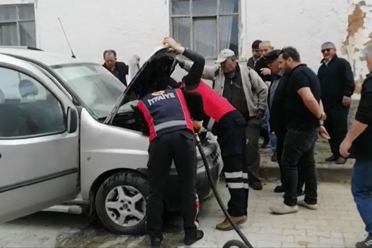 Bilecik Pazaryeri'nde park halindeki kamyonet yandı -
