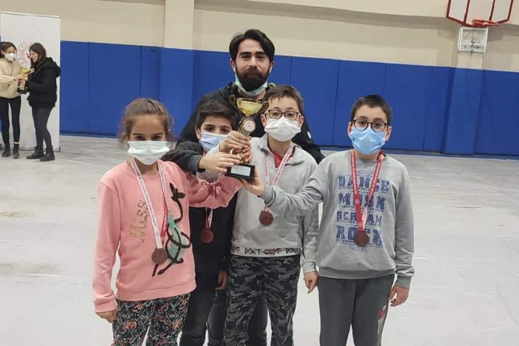 Bilecik Pazaryeri’nde öğrenciler satranç turnuvasında başarılı oldular -