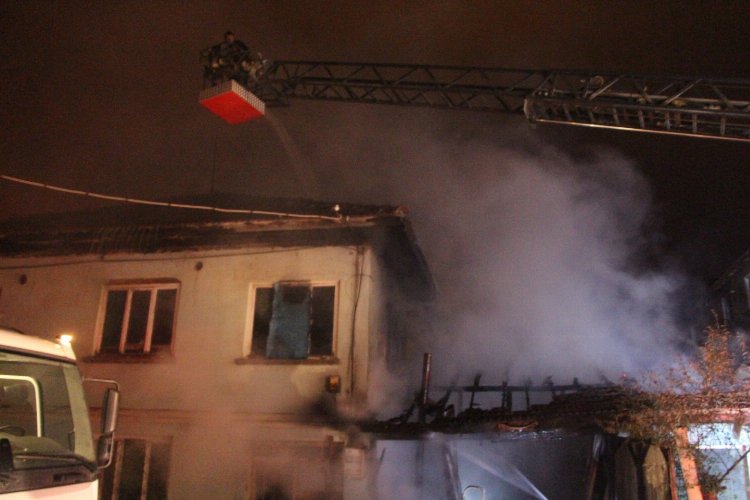 Bilecik Pazaryeri'nde yangın! Çok sayıda kümes hayvanı telef oldu -