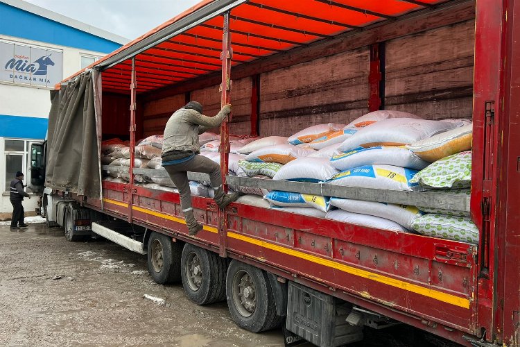 Bilecik Pazaryeri'nden deprem bölgesindeki hayvanlara yem desteği -