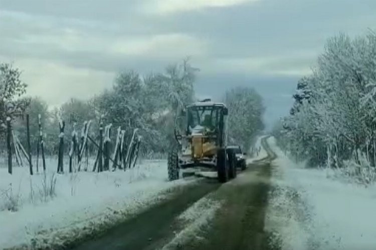 Bilecik'te köy yollarında kar mesaisi -