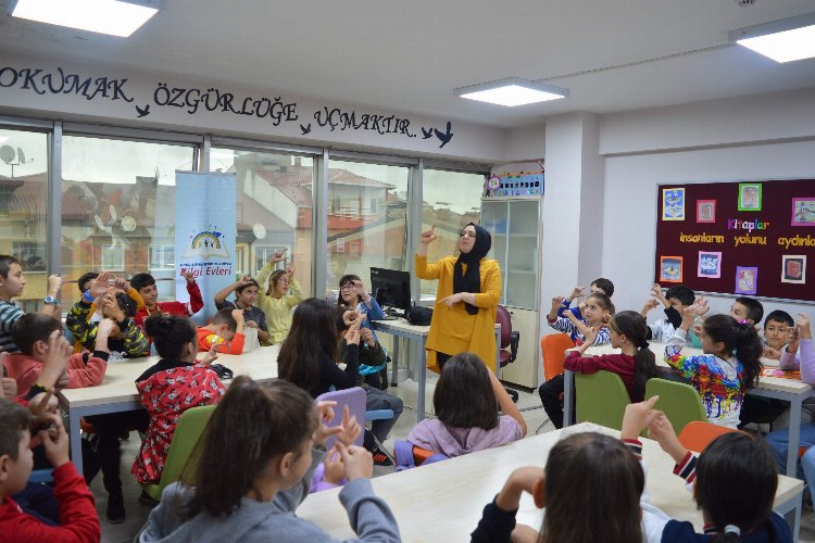 Bilgi evlerinde öğrenciler eğlenerek öğreniyor -