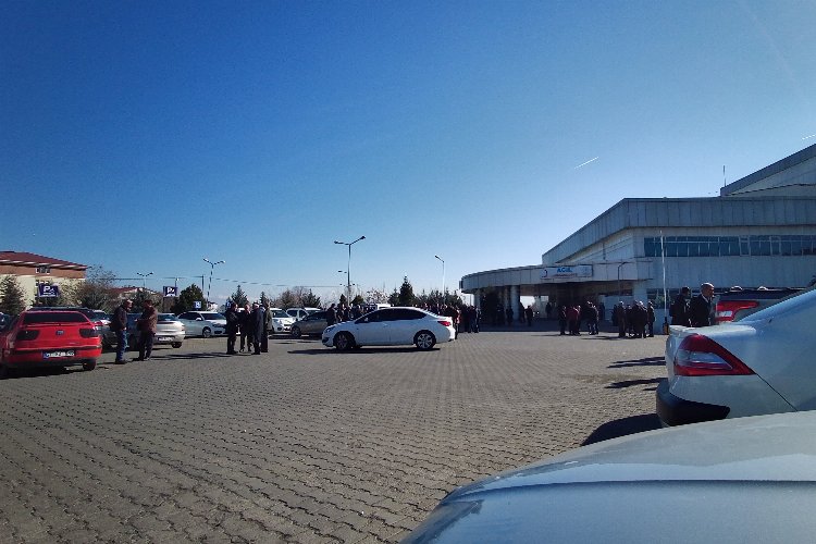 Bingöl'de araç şarampole yuvarlandı -
