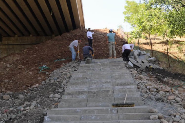Bingöl'de bozulan yol ve kaldırımlara yenileme -
