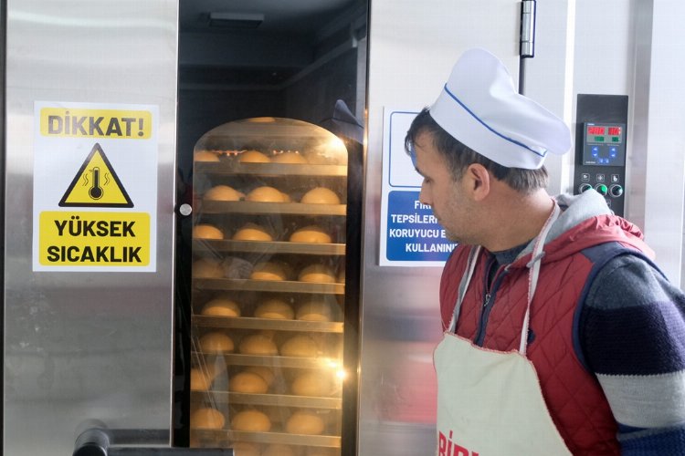 Bingöl’de depremzedeler için 15 bin ekmek üretiyorlar -