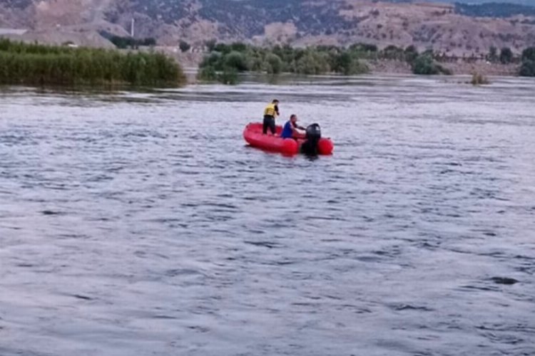 Bingöl'de nehirde mahsur kalan vatandaşları AFAD kurtardı -