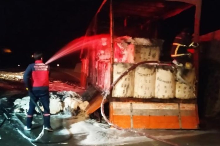 Bingöl’de pamuk yüklü tır yandı! -