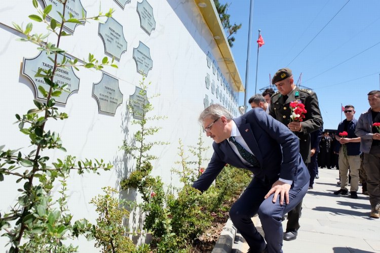 Bingöl’de şehitler kabirleri başında anıldı -