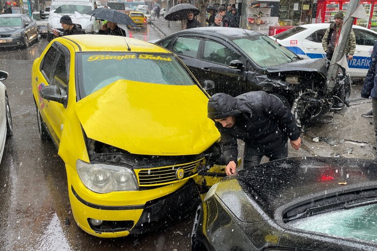 Bingöl’de ticari taksi ile otomobilin çarpıştı: 3 yaralı -