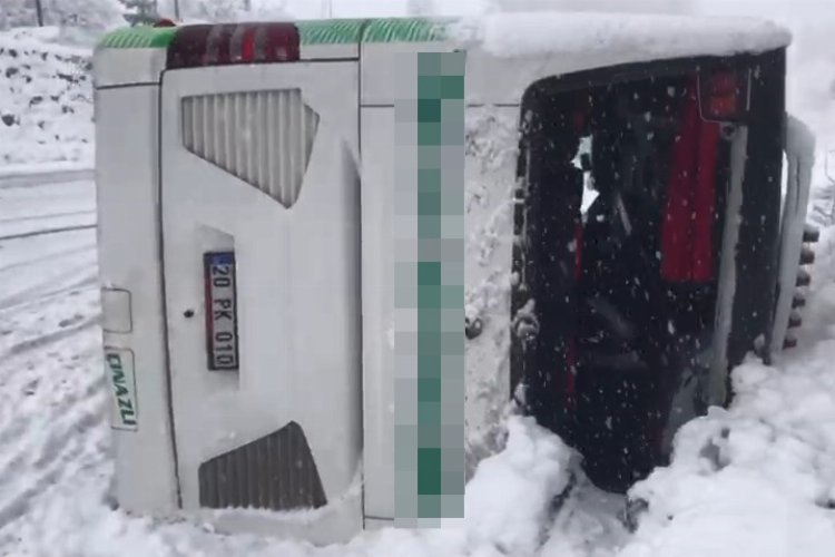 Bingöl’de yolcu otobüsü devrildi: 12 yaralı -