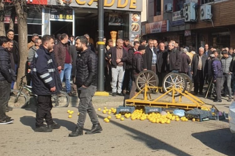 Bingöl'e Zabıta'ya sinirlendi, tezgahını devirdi! -