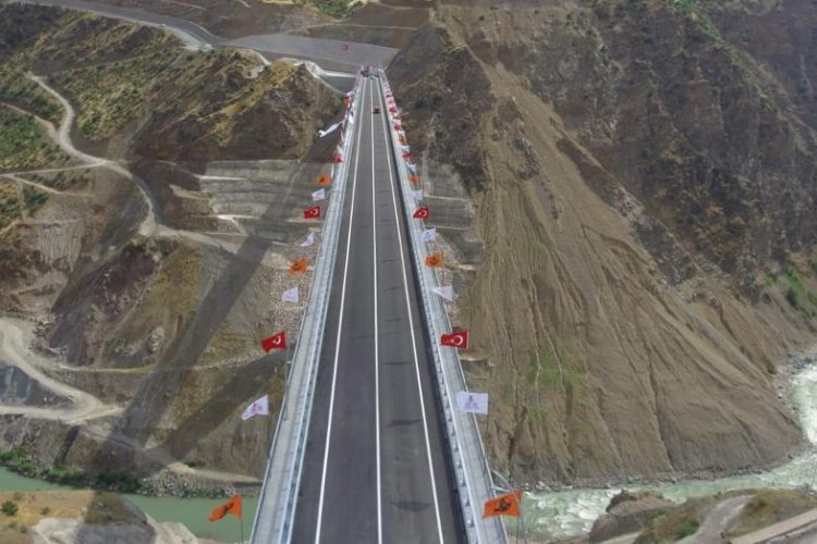 Bitlis'i Van'a bağlayan köprüden 1,5 milyon araç geçiş yaptı -