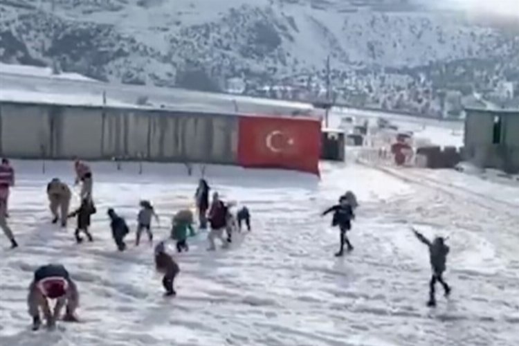 Bitlis'te Jandarma personeli çocuklarla kar topu oynadı -