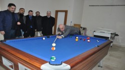 BIYIK, GENÇLERLE BİLARDO OYNADI