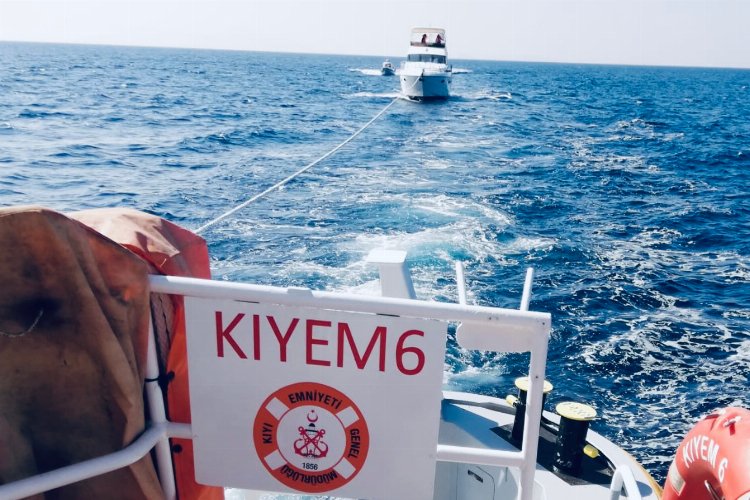 Bodrum açıklarında makina arızası yapan tekne sürüklendi -