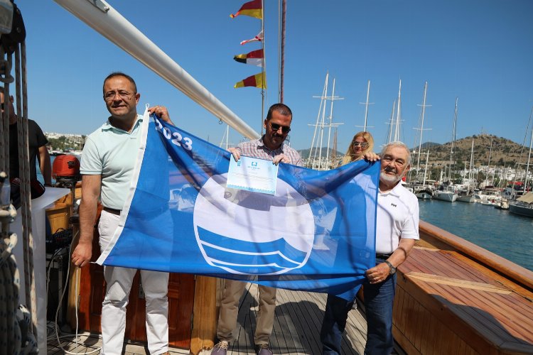 Bodrum'da okul gemisine 'mavi' bayrak -