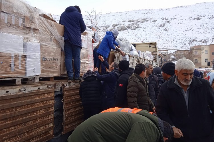 Bodrum'un yardımları depremzedelere dağıtılıyor -