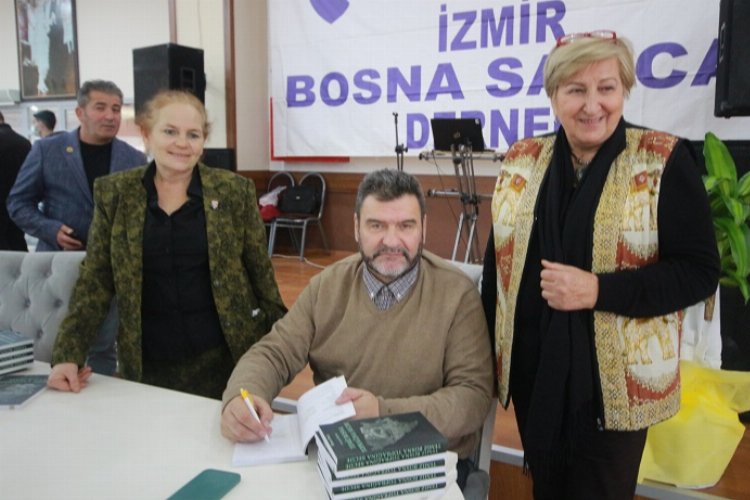 Boşnak Komutan Hociç kitabını İzmir'de imzaladı -