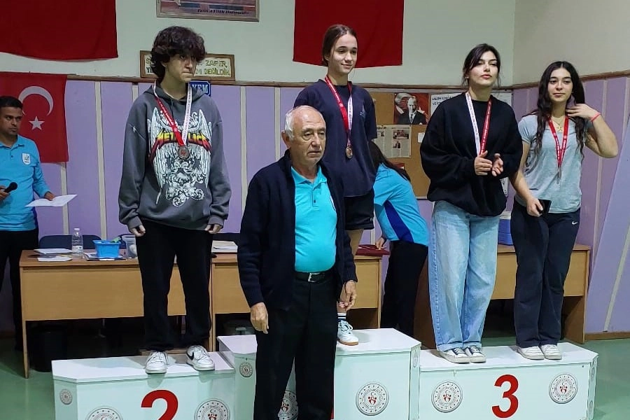 Bostanlıspor'a masa tenisinden iki madalya -