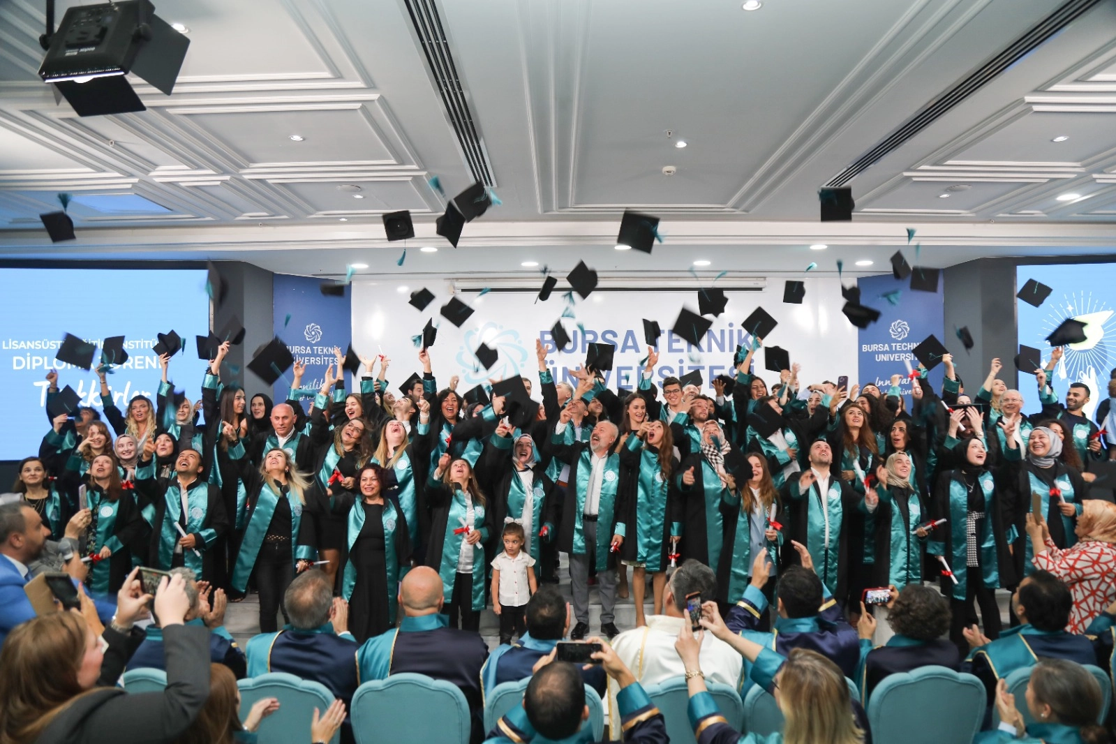   BTÜ lisansüstünde mezuniyet heyecanı -