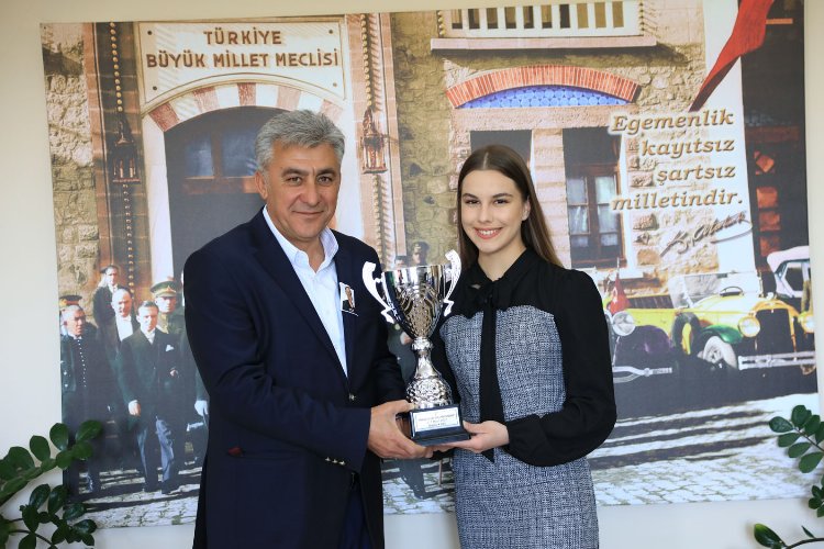 Burçak Şenman Bulgaristan’dan kupayla döndü -