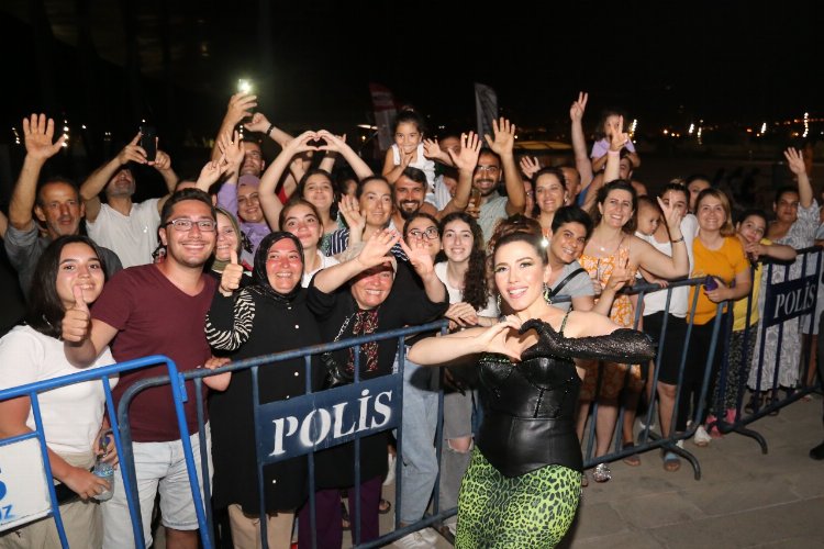 Burcu Güneş Hataylı hayranlarıyla buluştu -