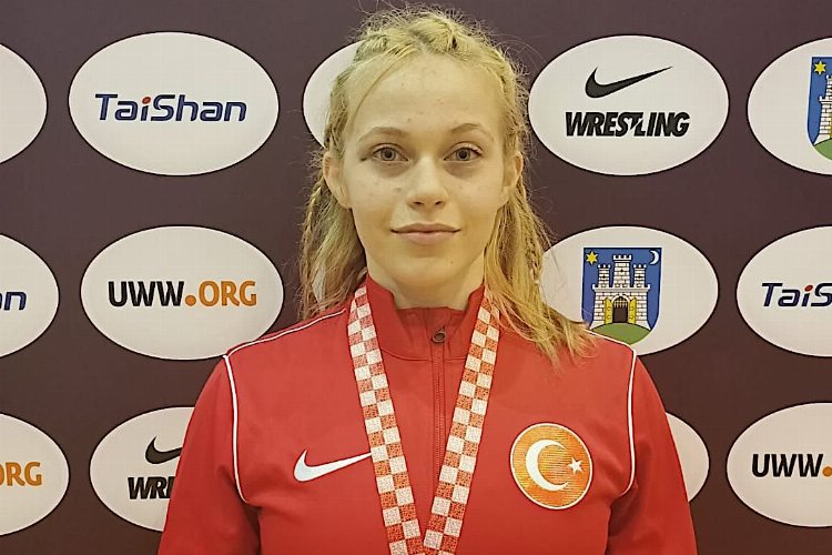 Bursa Büyükşehir Belediyesporlu güreşçi Yağmur Şen Avrupa üçüncüsü oldu -